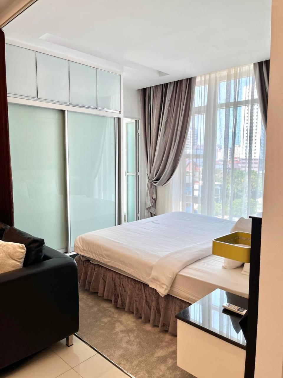 นากี สวีท แอท ซิลเวอร์ทาวน์ Hotel พนมเปญ ภายนอก รูปภาพ